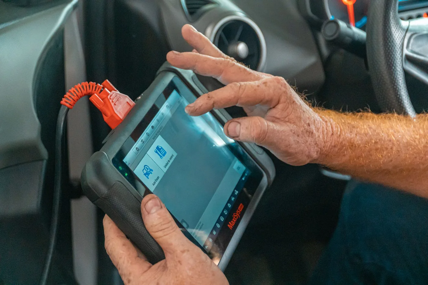 Diagnosegerät wird im Fahrzeug verwendet; illustratives Stockfoto.