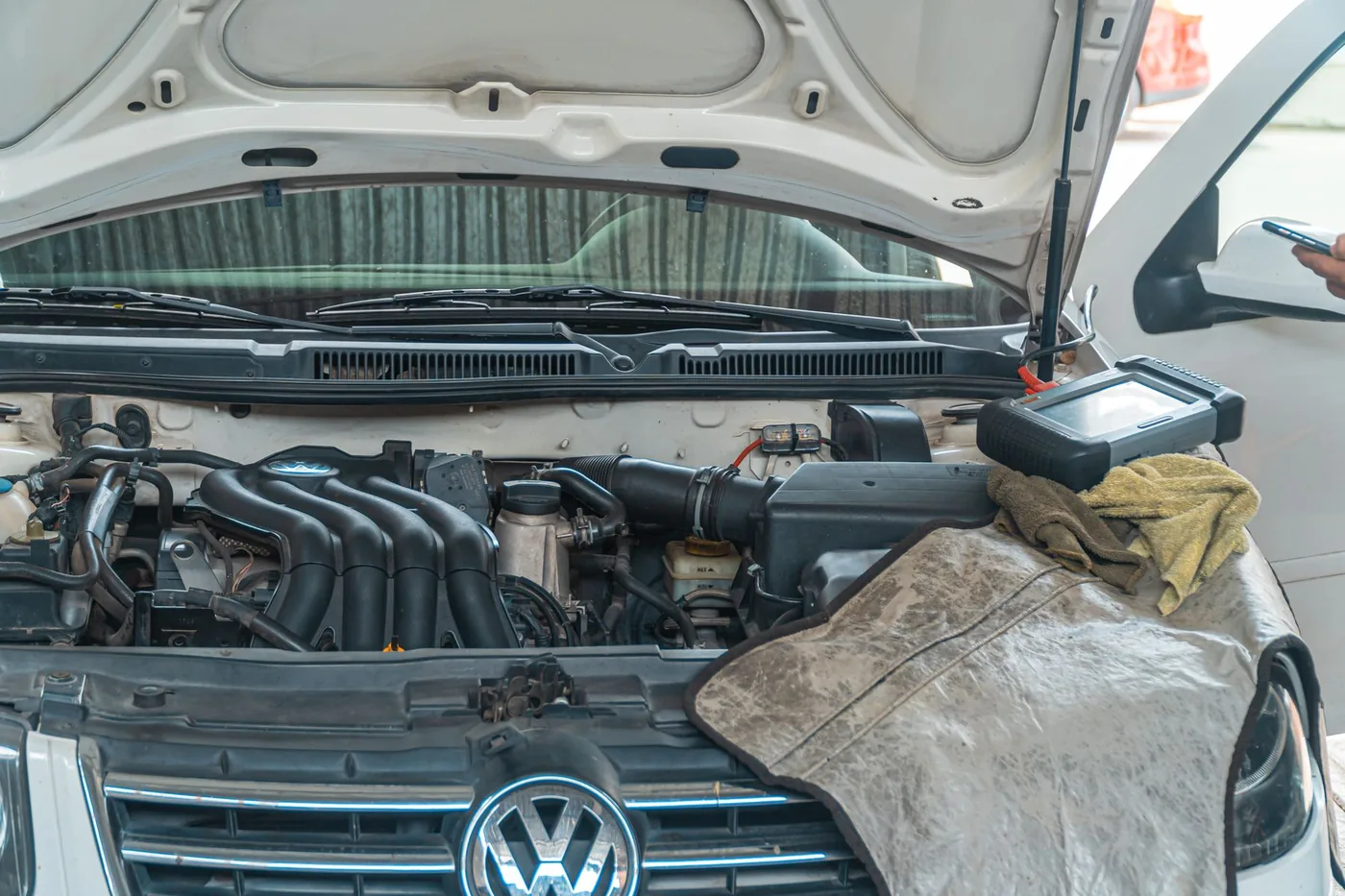 Motorraum und technische Bauteile in einer Garage; illustratives Stockfoto.