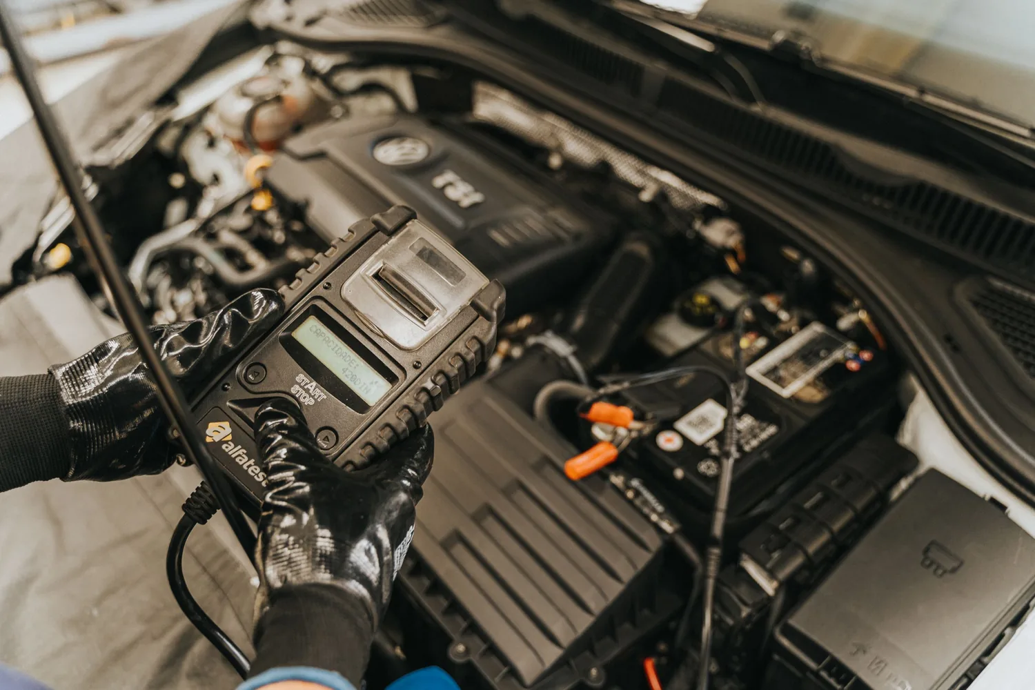 Technische Arbeit an einem Motorraum; illustratives Stockfoto.
