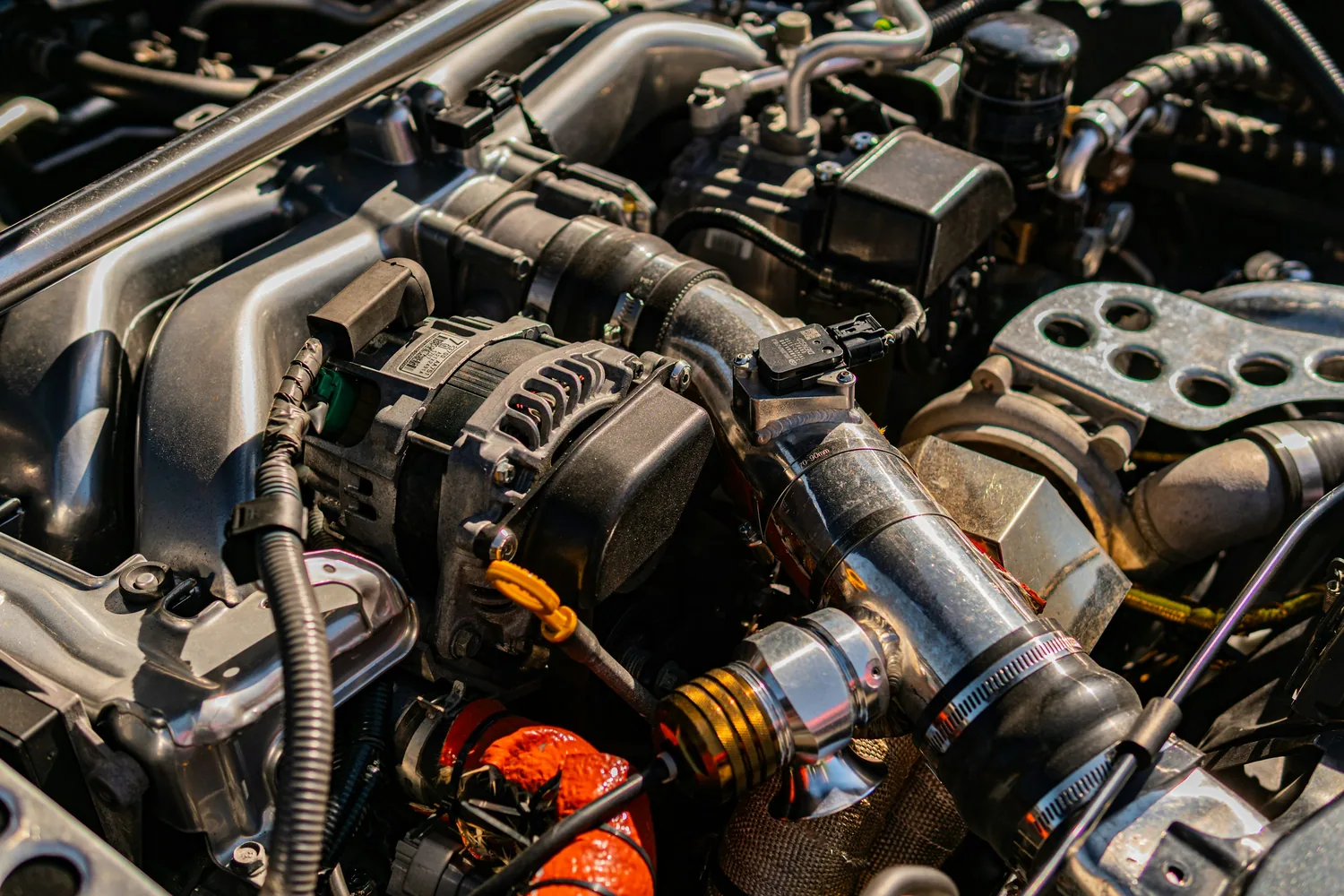 Nahaufnahme eines komplexen Motorraums; illustratives Stockfoto.